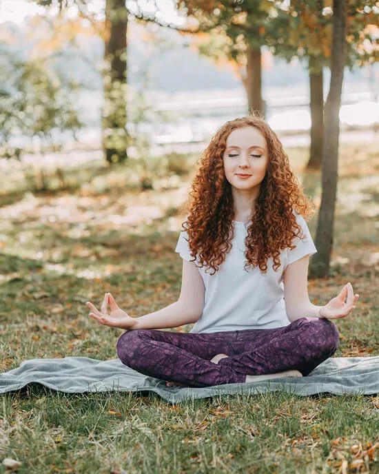yoga-blog-woman-meditate-fingers-op