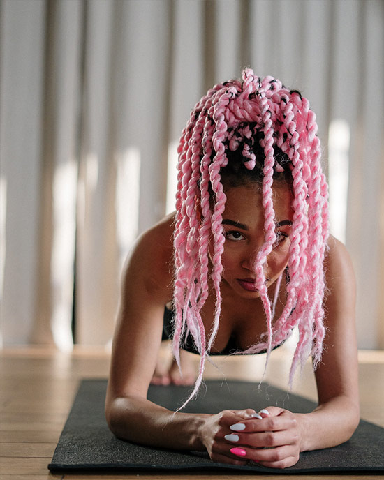 yoga-blog-woman-plank-gym-pink